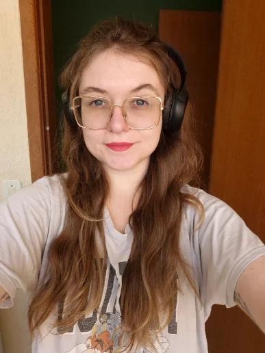 Ana de fone de ouvido, sorrindo para a câmera